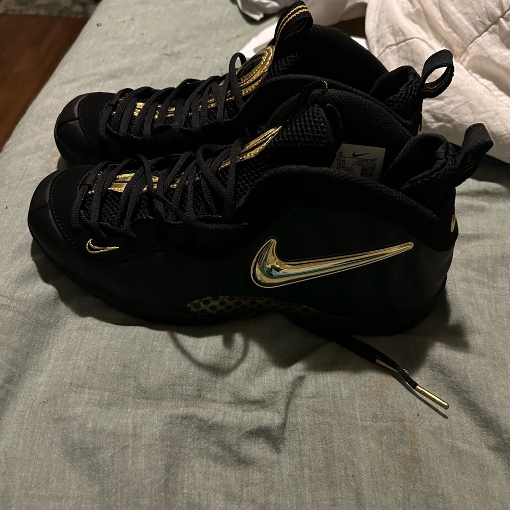 Black gold foamposites